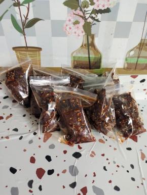 晾凉的馋嘴小豆干，分装在小袋子里面，密封好，放入冰箱冷藏保存！当追剧小零食或者出差带上，特别好吃！