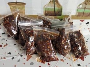 晾凉的馋嘴小豆干，分装在小袋子里面，密封好，放入冰箱冷藏保存！当追剧小零食或者出差带上，特别好吃！