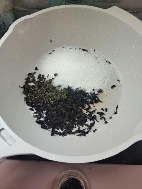平底锅烧热，放入一袋红茶，一袋铁观音，再放入三大勺白糖！