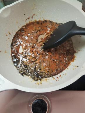 小火翻炒至白糖融化，呈焦糖色！