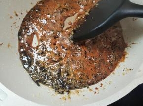 小火翻炒至白糖融化，呈焦糖色！