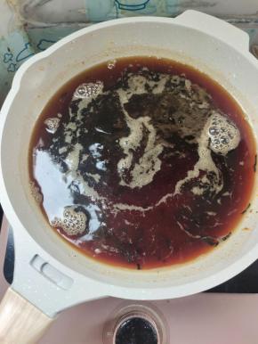 加入一壶开水，煮开，再煮5分钟！把茶叶的味道煮出来！