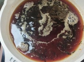 加入一壶开水，煮开，再煮5分钟！把茶叶的味道煮出来！