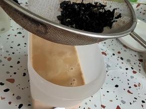 用漏网把茶叶过滤出来！