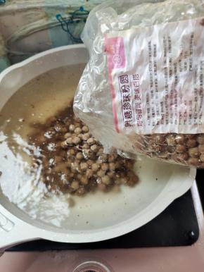 将水烧开之后,放入粉圆！