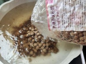 将水烧开之后,放入粉圆！