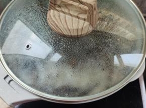 中火加盖约25分钟，期间轻轻搅拌！