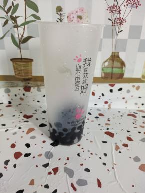 杯子里放入一大勺黑糖珍珠！