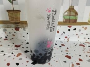 杯子里放入一大勺黑糖珍珠！