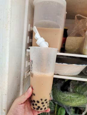 再放入适量的焦糖奶茶！