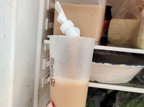 再放入适量的焦糖奶茶！