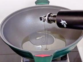 锅中加入玉米油。