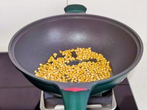 倒入玉米粒，