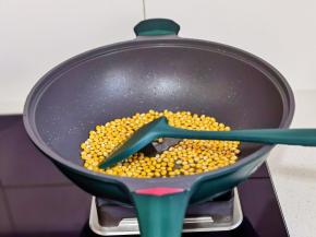 中小火不停翻炒。