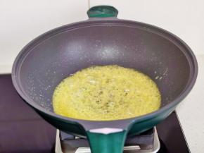 黄油，水，糖倒入锅中，炒至融化至冒黄色泡泡。