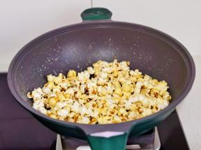 倒入爆米花，关火翻炒均匀即可。