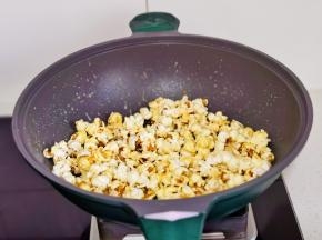 倒入爆米花，关火翻炒均匀即可。