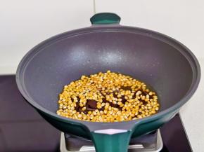 再加入玉米粒。