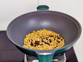 再加入玉米粒。