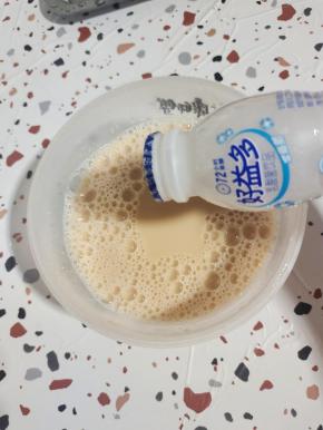 把酸奶倒进大碗中！【也可以根据自己的喜好换成纯牛奶】
