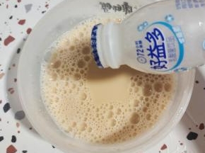 把酸奶倒进大碗中！【也可以根据自己的喜好换成纯牛奶】