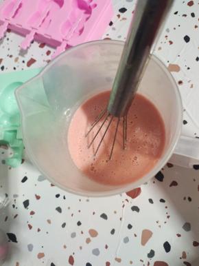 倒进带有导流口的量杯中，继续搅打2分钟左右！【带有导流口的量杯，方便倒进模具里！以免撒处理，浪费了！】