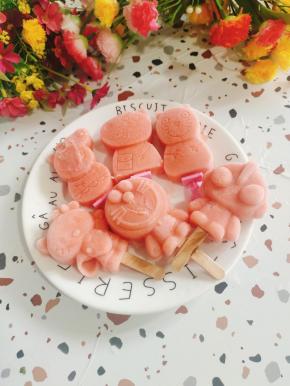 脱模，即可吃到冰凉沁爽，酸甜软糯的雪糕冰淇淋啦！