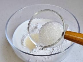 糯米粉中加白砂糖。（零卡糖也可）