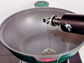 锅中倒入少许油烧热。