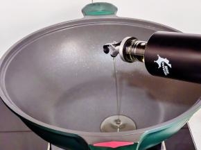 锅中倒入少许油烧热。