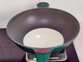 倒入一半面糊。