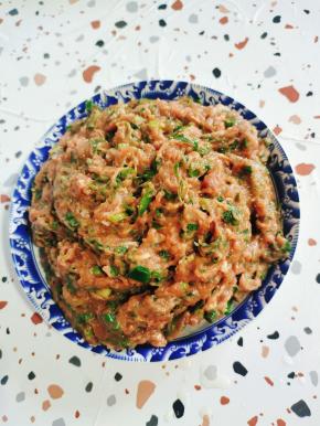 肉末半斤，放入生抽一勺，老抽半勺，蚝油一勺， 十三香一勺，盐少许， 鸡精一勺，鸡蛋一个顺时针方向搅打上劲儿！再分三次加入过滤好的葱姜花椒水，搅打上劲儿，成粘稠状！放入适量的葱花，淋上热油，搅拌均匀调成肉馅儿！放在冰箱冷藏一个小时备用！【提前把生姜拍碎，葱切成段，一小把花椒放入碗中，倒入沸水，把葱姜花椒的味道激发出来。晾凉后过滤一下就是葱姜花椒水！加进肉馅中，可以去腥增香，还滑嫩！】