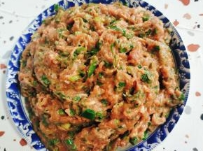 肉末半斤，放入生抽一勺，老抽半勺，蚝油一勺， 十三香一勺，盐少许， 鸡精一勺，鸡蛋一个顺时针方向搅打上劲儿！再分三次加入过滤好的葱姜花椒水，搅打上劲儿，成粘稠状！放入适量的葱花，淋上热油，搅拌均匀调成肉馅儿！放在冰箱冷藏一个小时备用！【提前把生姜拍碎，葱切成段，一小把花椒放入碗中，倒入沸水，把葱姜花椒的味道激发出来。晾凉后过滤一下就是葱姜花椒水！加进肉馅中，可以去腥增香，还滑嫩！】
