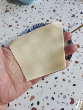 取一张饺子皮！