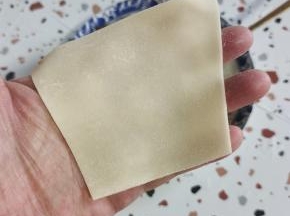 取一张饺子皮！