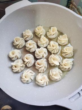 起锅烧油，放入小笼包进去中小火煎！