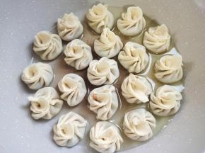 起锅烧油，放入小笼包进去中小火煎！