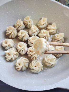 小笼包底部煎的有点焦黄的状态！