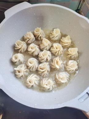 倒入适量清水，水不要放太多，刚好没过小笼包三分之一处即可！