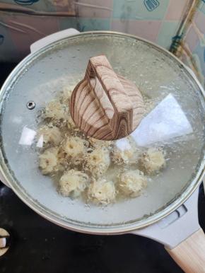 盖上盖子，中火焖至水分干！