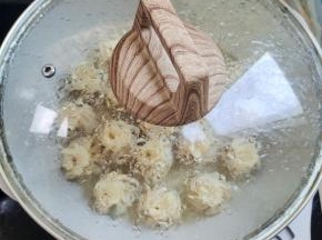盖上盖子，中火焖至水分干！