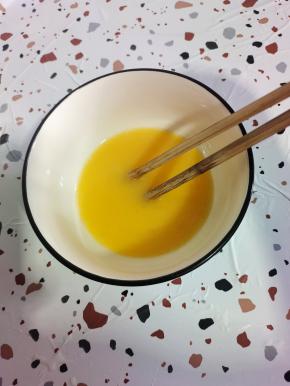 碗中放入两个鸡蛋，加入少许盐打散备用！