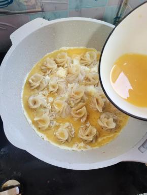 均匀的淋入蛋液！