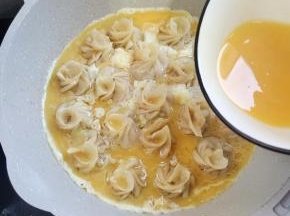 均匀的淋入蛋液！