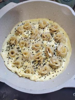 撒上适量的黑芝麻点缀一下！