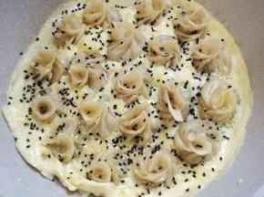 撒上适量的黑芝麻点缀一下！