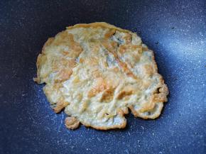 鸡蛋煎熟切丝。