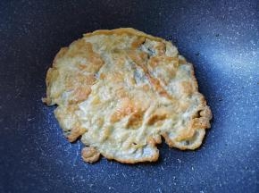 鸡蛋煎熟切丝。