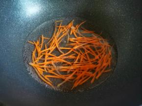 胡萝卜丝煮熟。