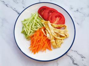 黄瓜擦丝，番茄切片。